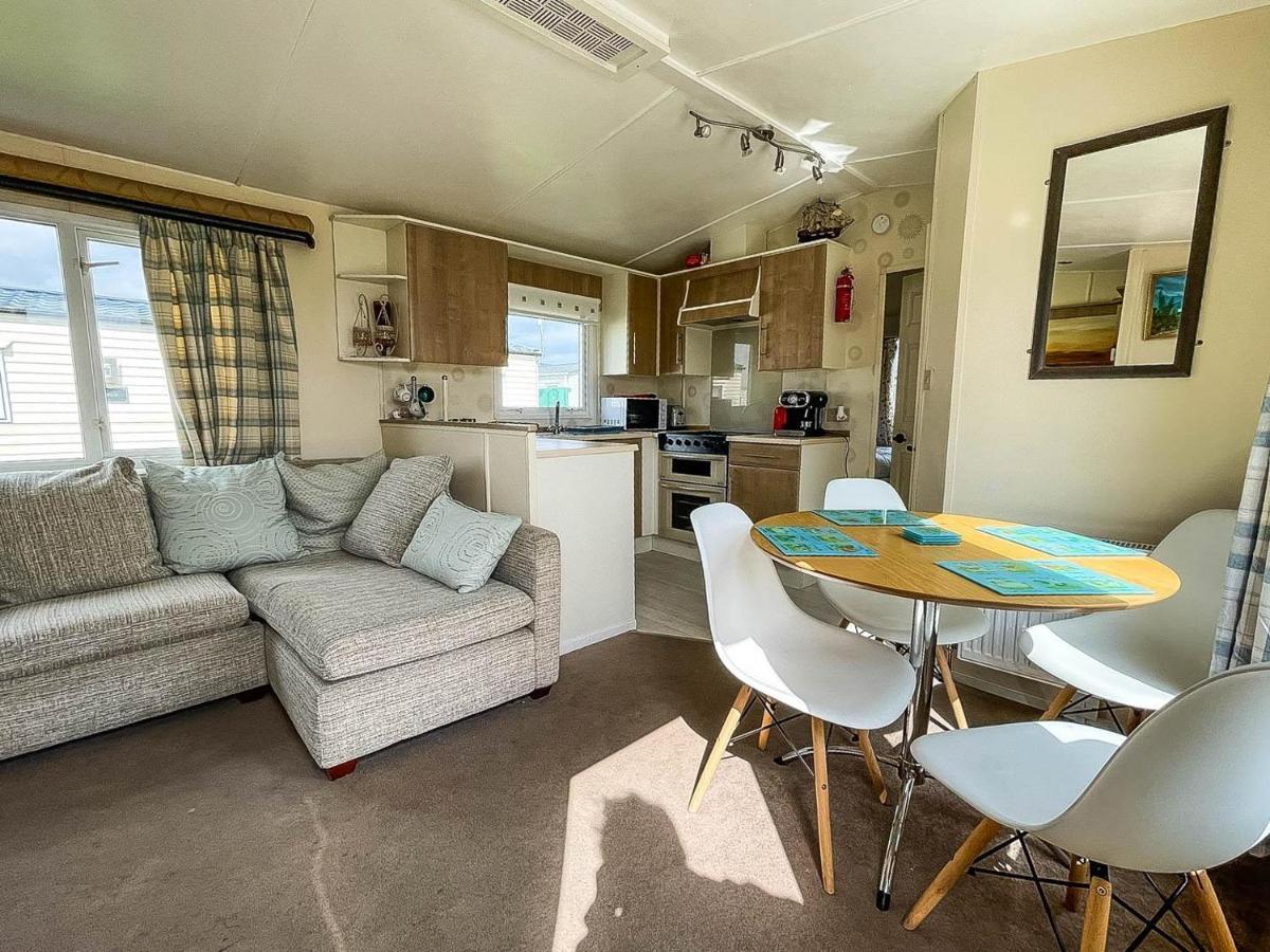 Caravan With Decking At Martello Beach Nearby Clacton-On-Sea Ref 29017Kv Hotel ภายนอก รูปภาพ
