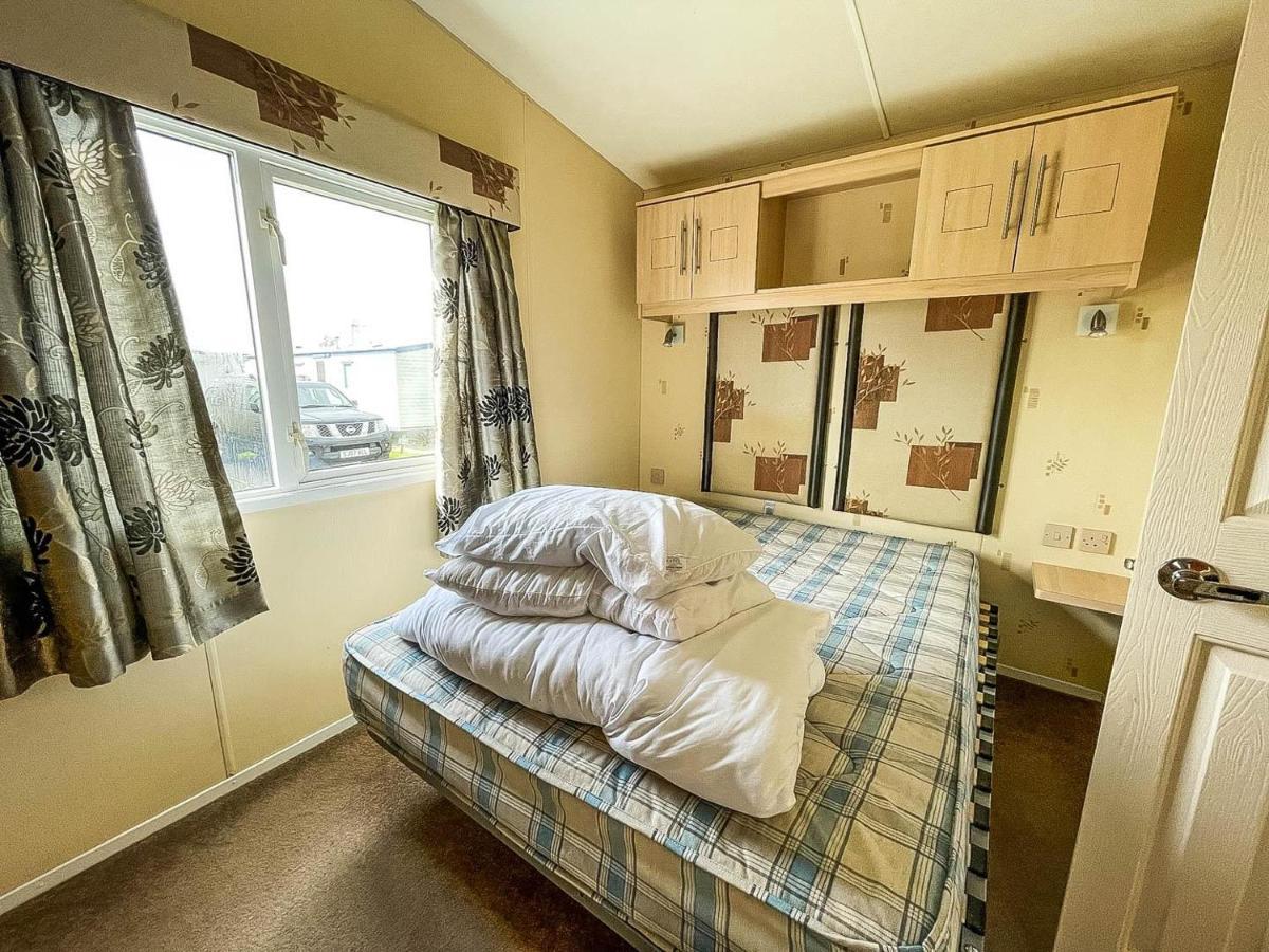 Caravan With Decking At Martello Beach Nearby Clacton-On-Sea Ref 29017Kv Hotel ภายนอก รูปภาพ