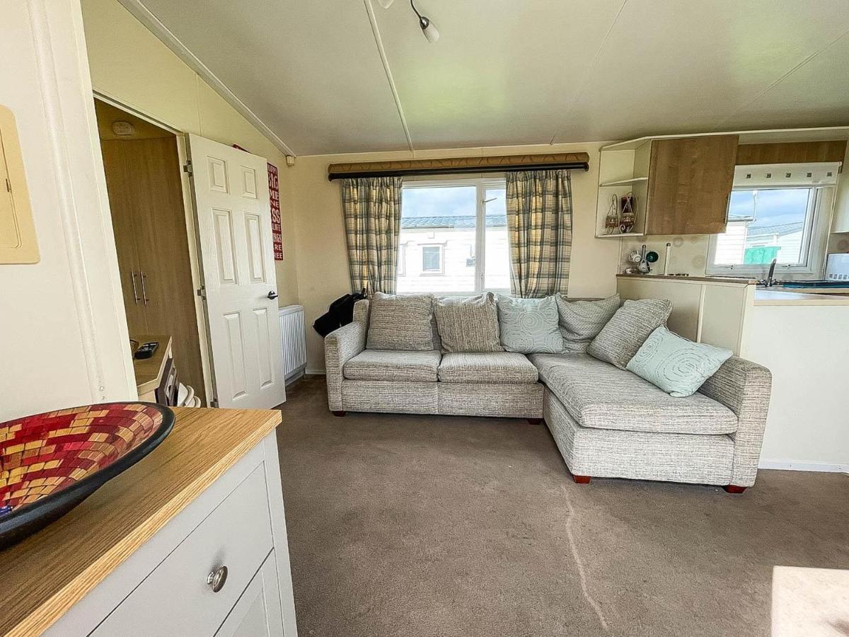 Caravan With Decking At Martello Beach Nearby Clacton-On-Sea Ref 29017Kv Hotel ภายนอก รูปภาพ