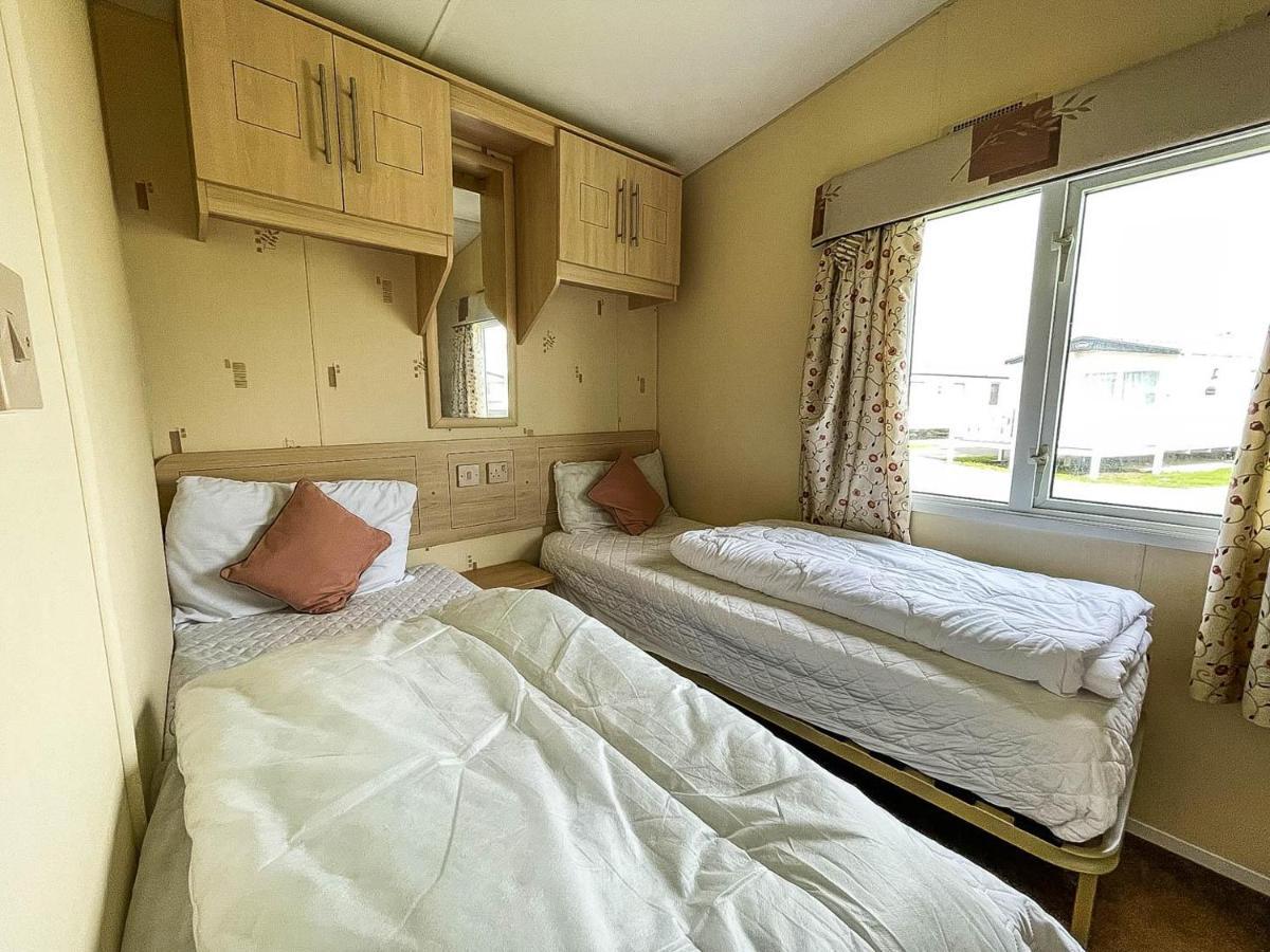 Caravan With Decking At Martello Beach Nearby Clacton-On-Sea Ref 29017Kv Hotel ภายนอก รูปภาพ