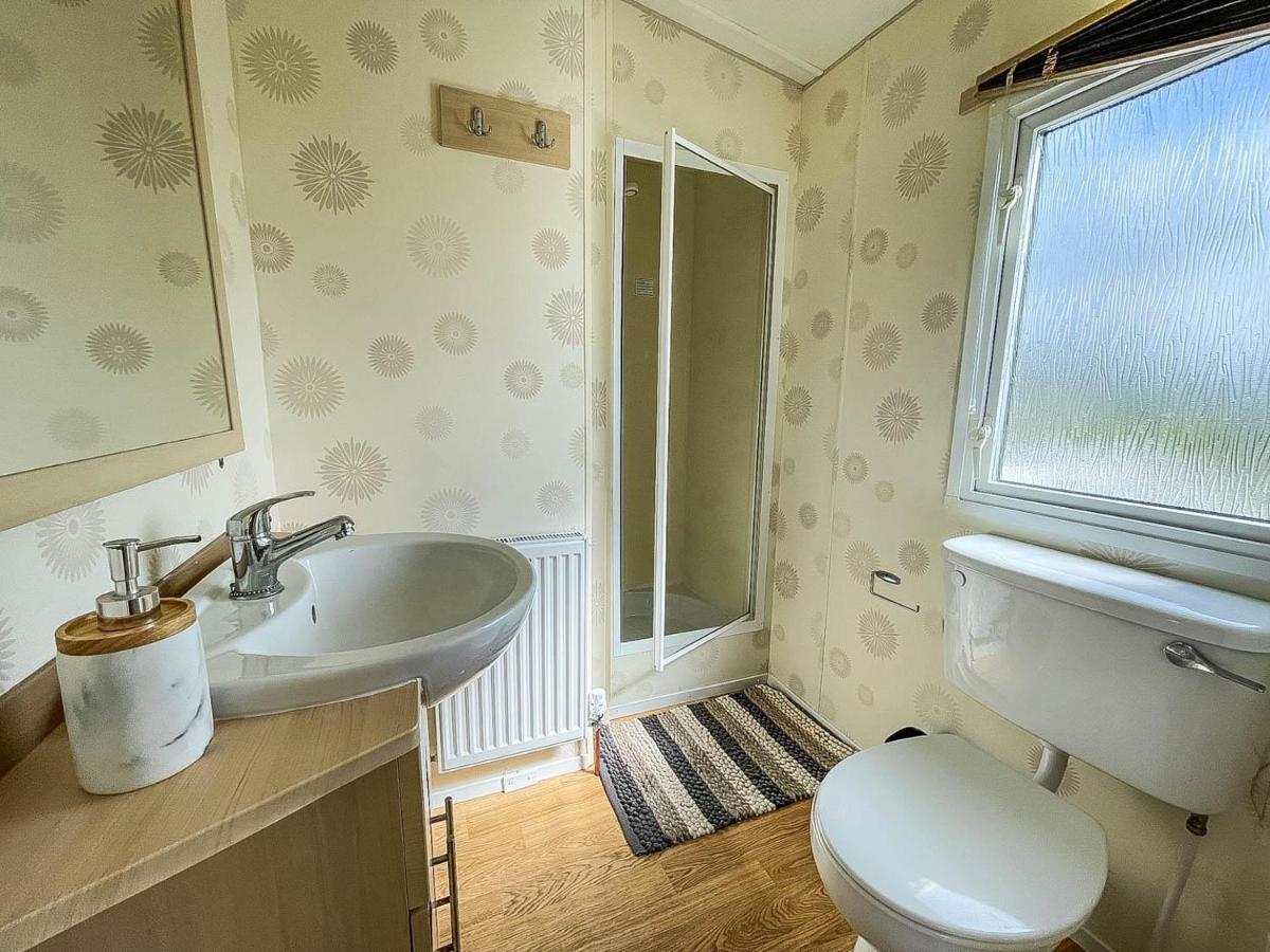 Caravan With Decking At Martello Beach Nearby Clacton-On-Sea Ref 29017Kv Hotel ภายนอก รูปภาพ